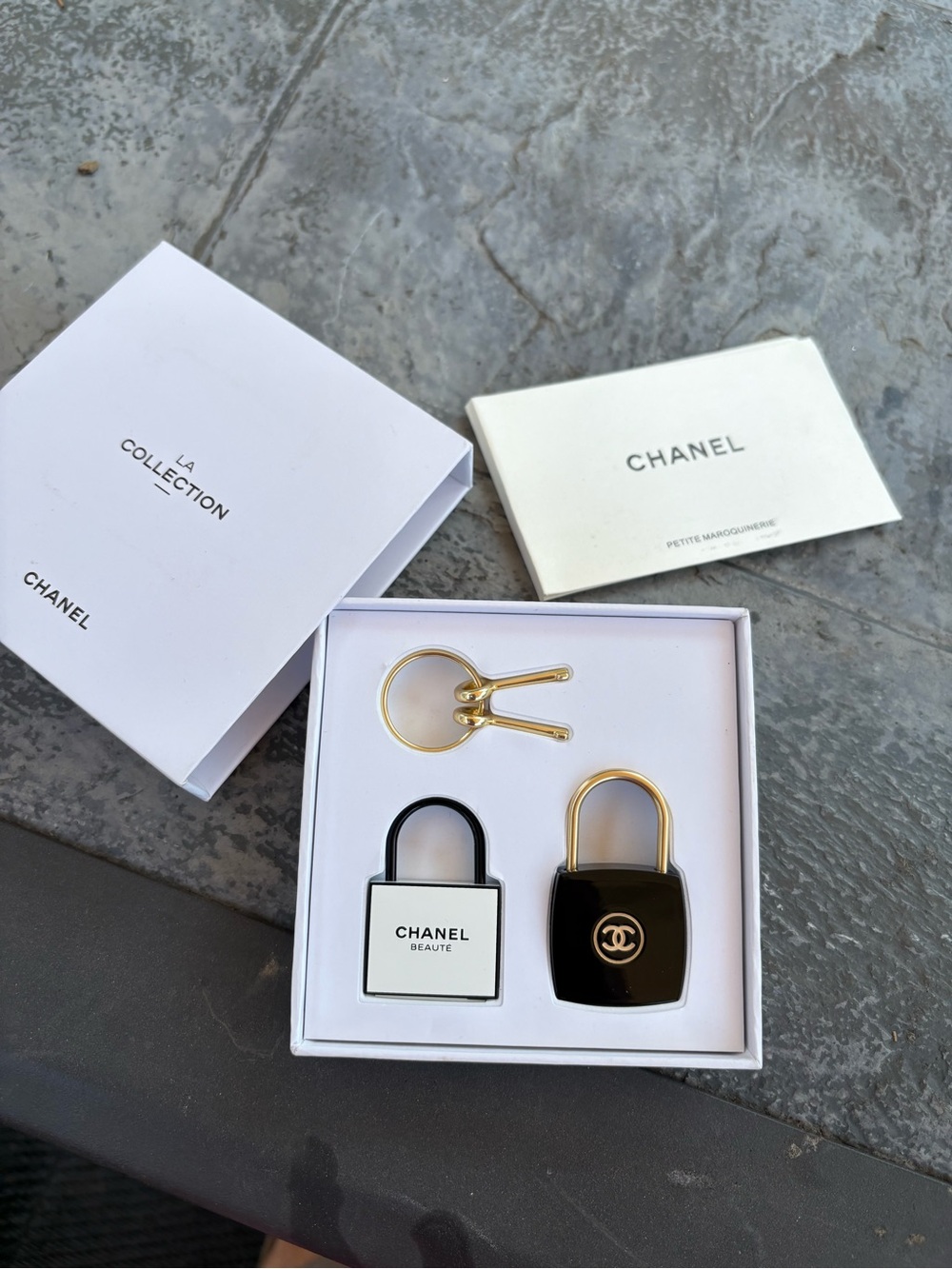 FaSHION Black and Gold Padlock Duo Keyring/bag charm set - Picture 3 of 4